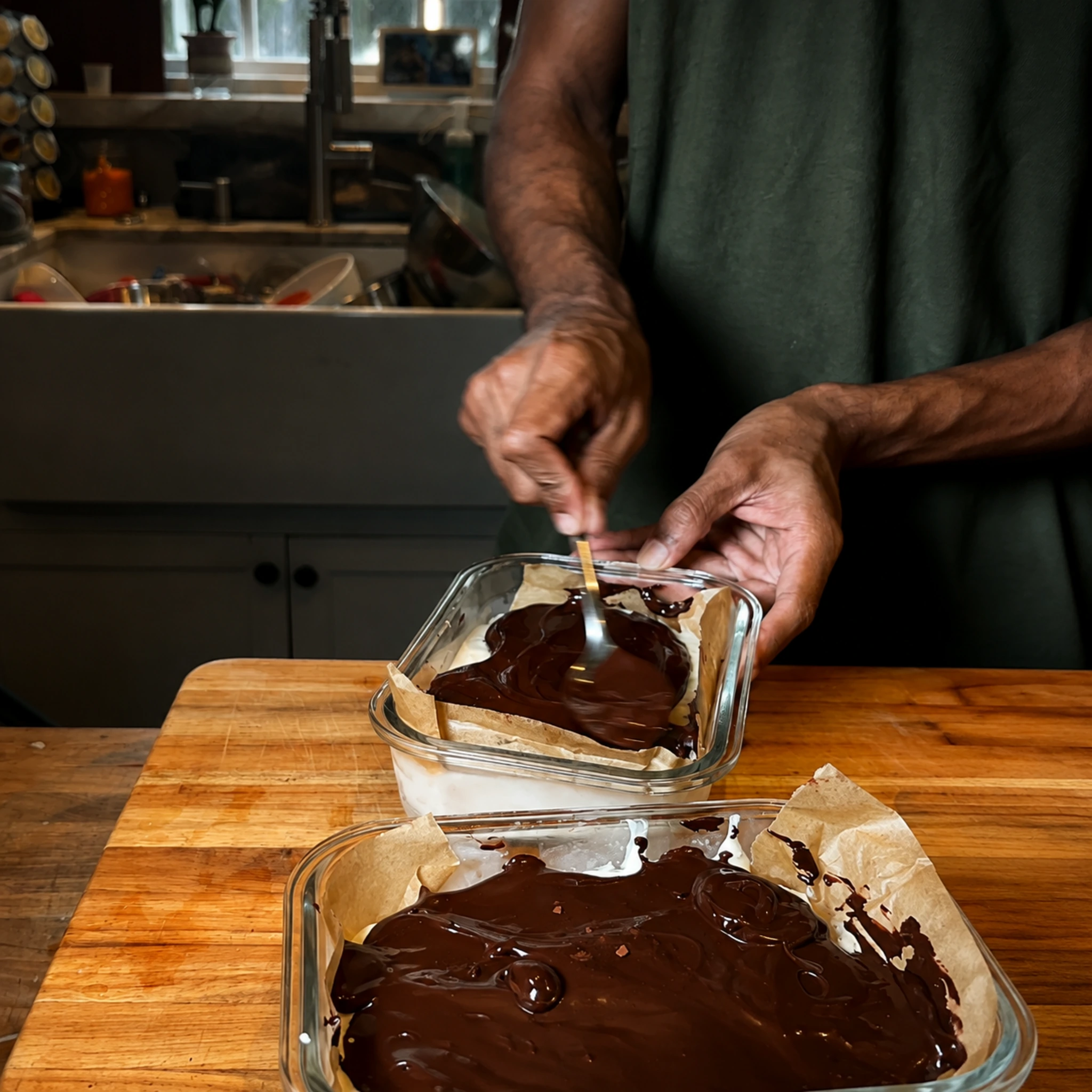 Step photo: spread fudgy topping polished