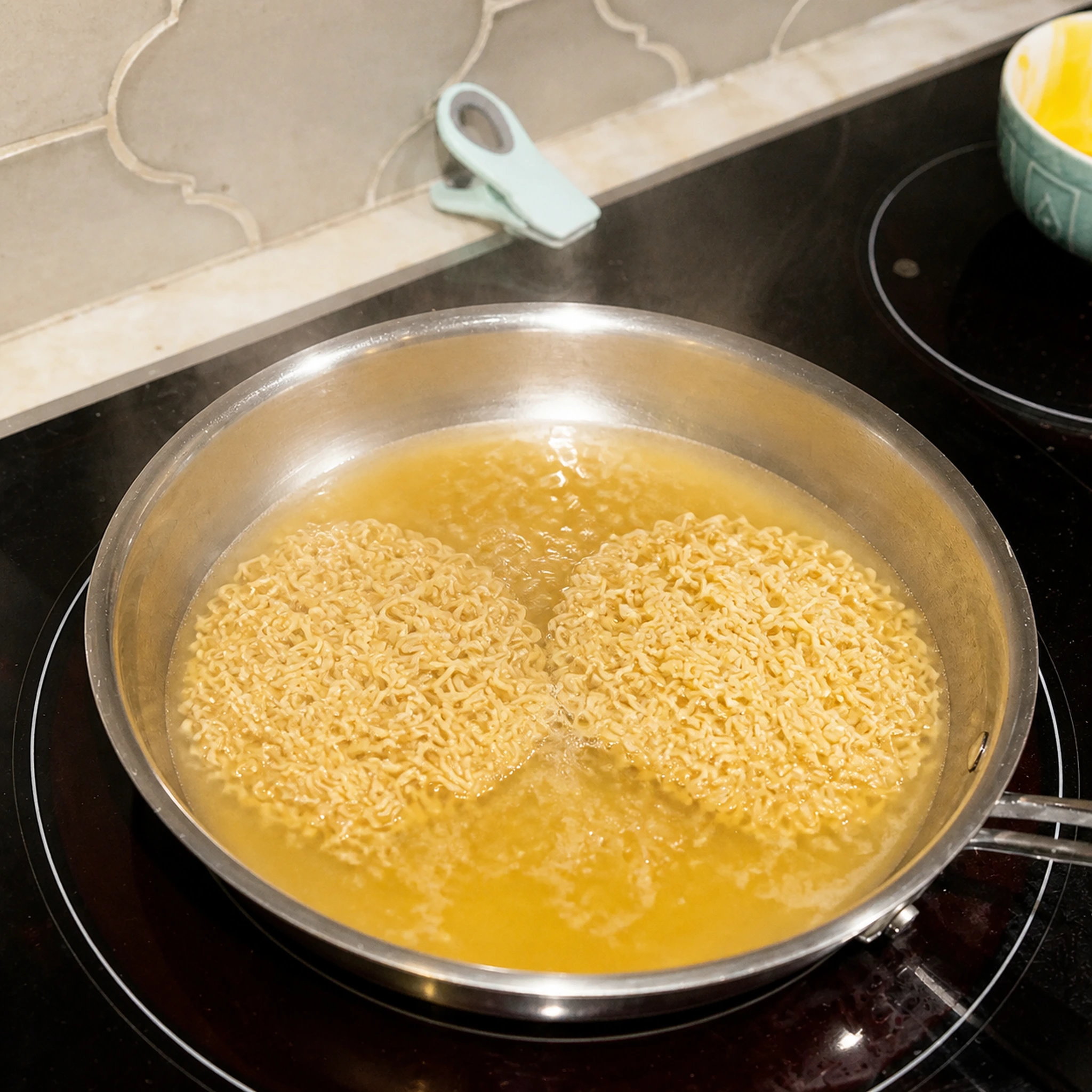 Step photo: noodles in broth polished